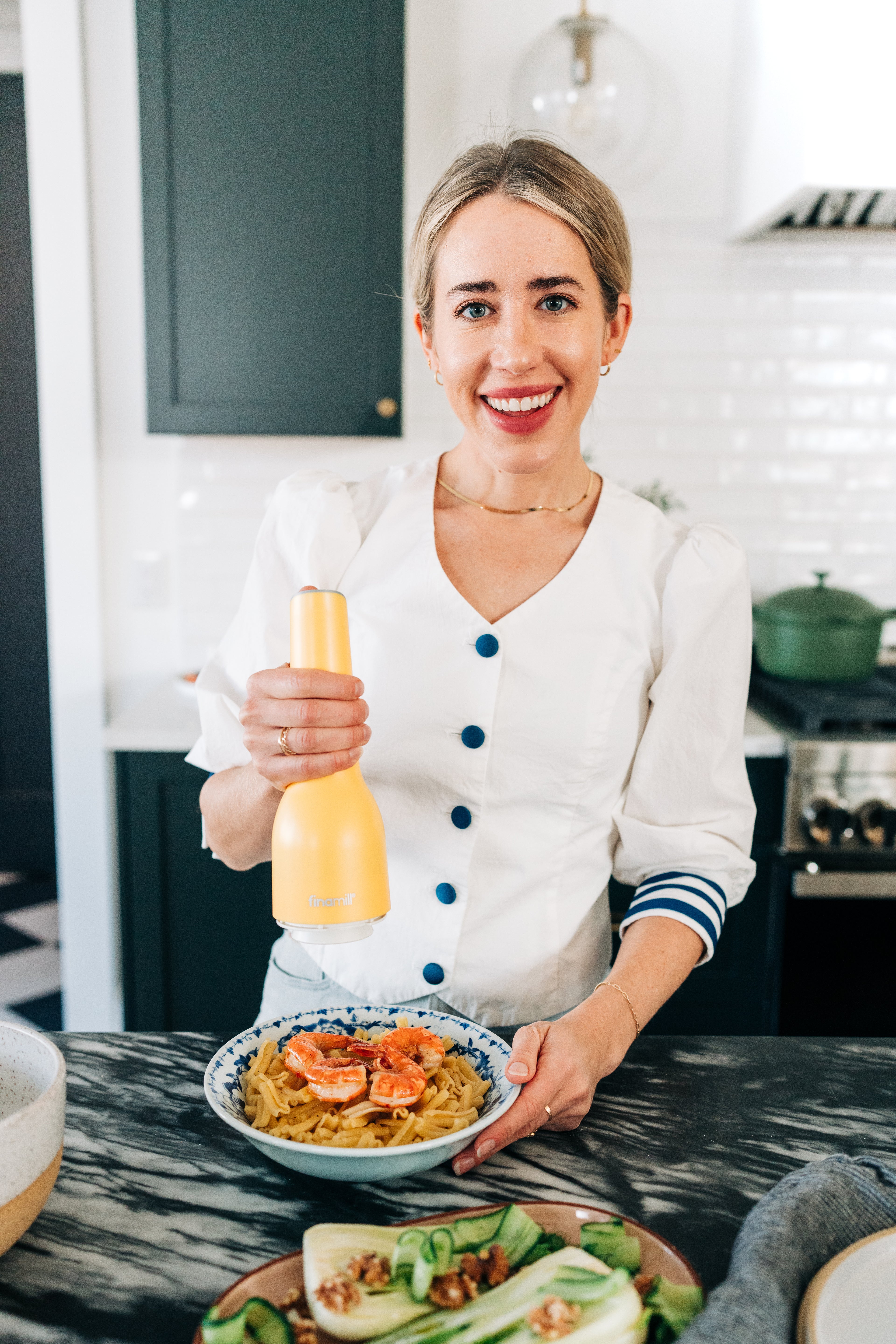 Finamill w kolorze kanarkowym podczas gotowania w kuchni 